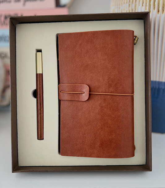 Set Ejecutivo Vintage: Libreta Cuero Cognac y Bolígrafo de Madera