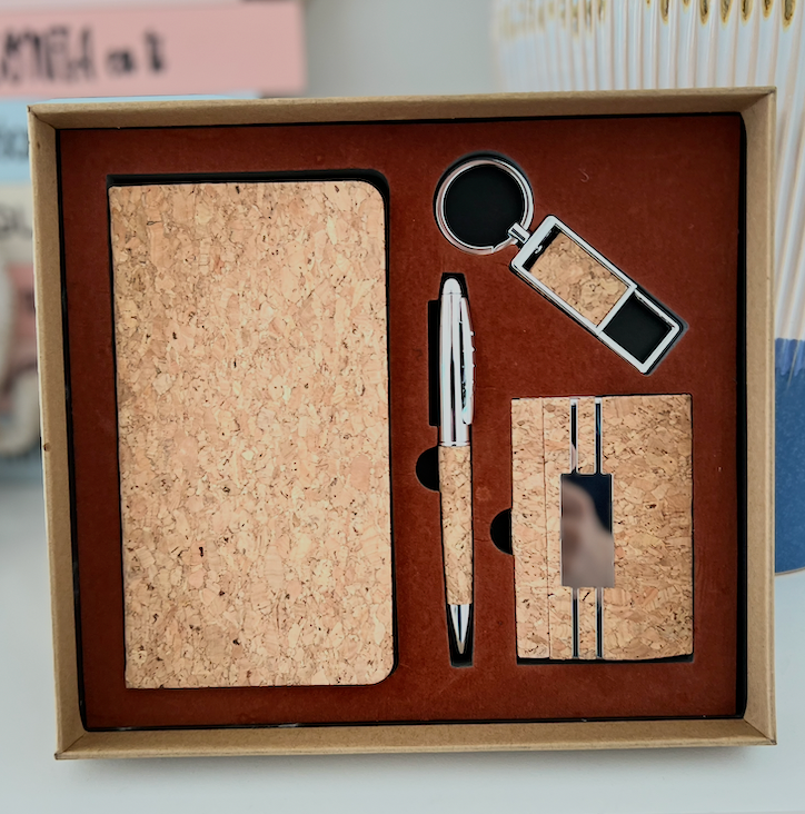 Set Ejecutivo Eco Corcho: Libreta, Bolígrafo, Llavero y Tarjetero