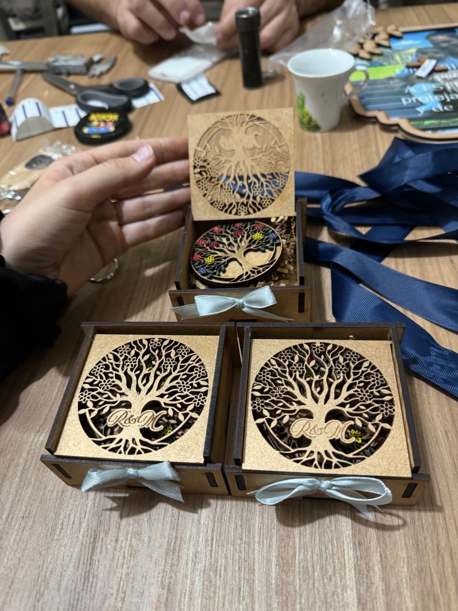 Boda souvenir cajas en madera con iniciales - Felt Craft RD