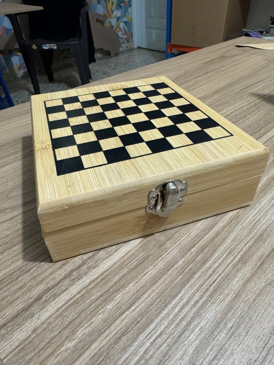 Caja ajedrez con tope tablero y set de vino - Felt Craft RD