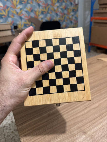 Caja ajedrez con tope tablero y set de vino - Felt Craft RD