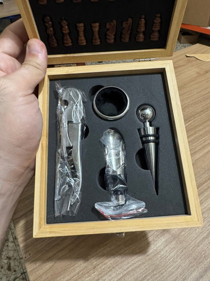 Caja ajedrez con tope tablero y set de vino - Felt Craft RD