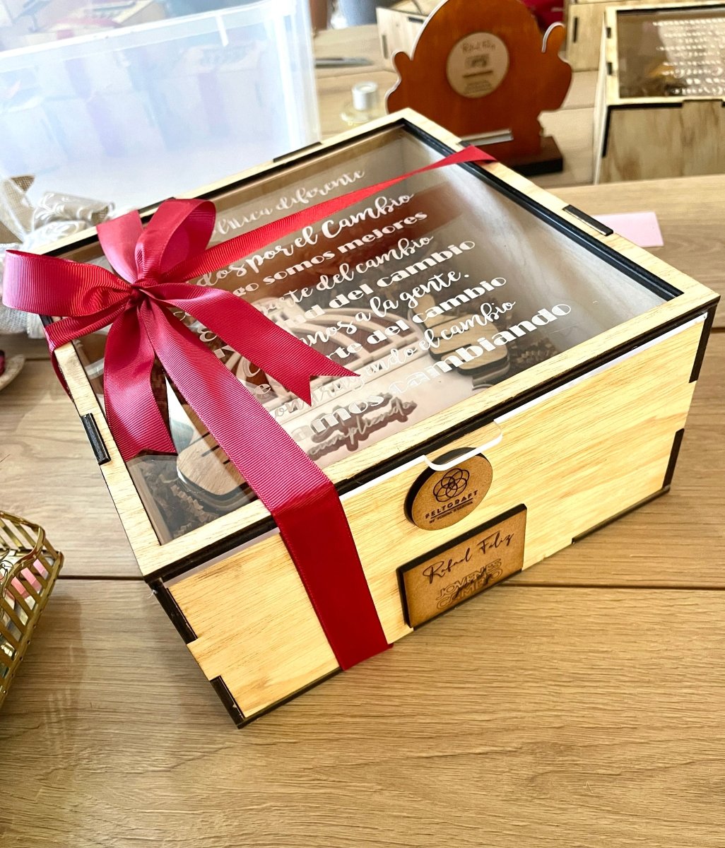 Caja de madera con tapa acrílico personalizada para eventos - Felt Craft RD