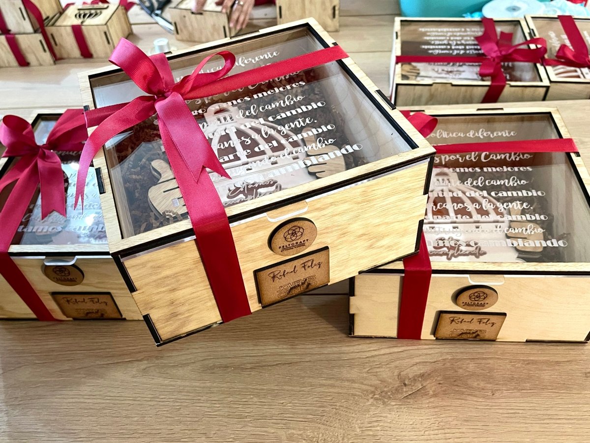 Caja de madera con tapa acrílico personalizada para eventos - Felt Craft RD