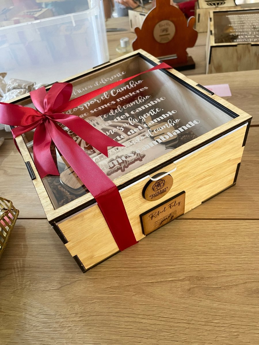 Caja de madera con tapa acrílico personalizada para eventos - Felt Craft RD