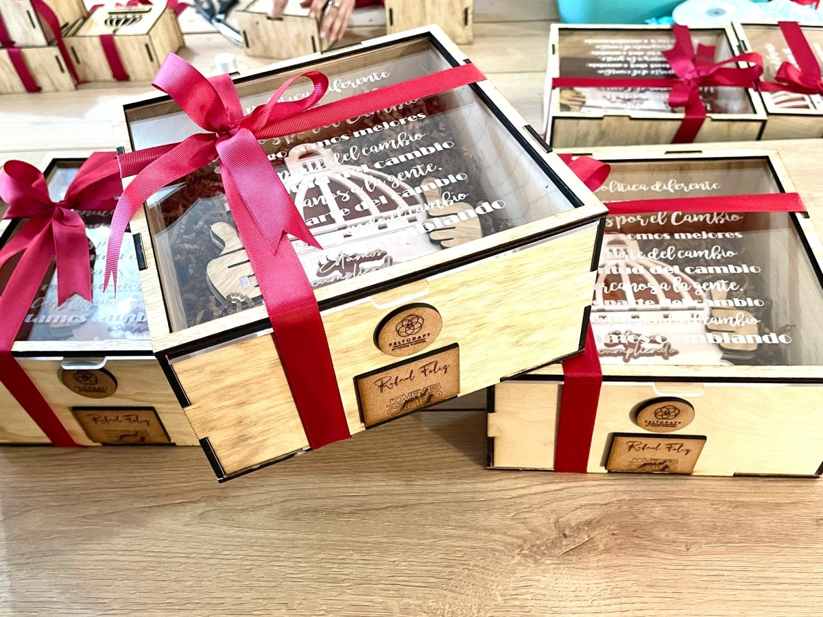 Caja de madera con tapa acrílico personalizada para eventos - Felt Craft RD