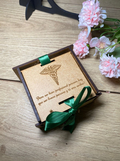 Caja de madera personalizada para regalo con lazo - Felt Craft RD