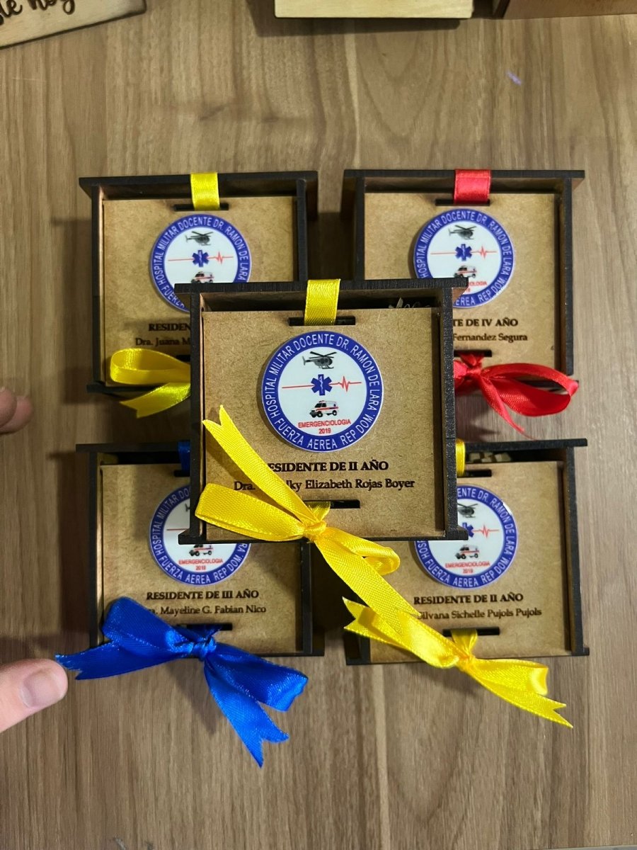 Caja souvenir residentes medicos personalizada - Felt Craft RD