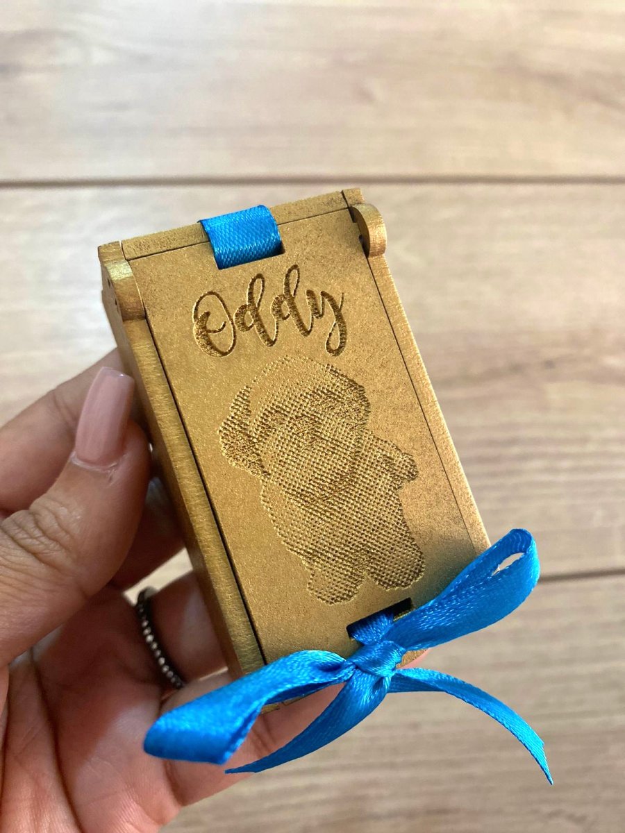 Cajita de regalo personalizada con lazo e iniciales