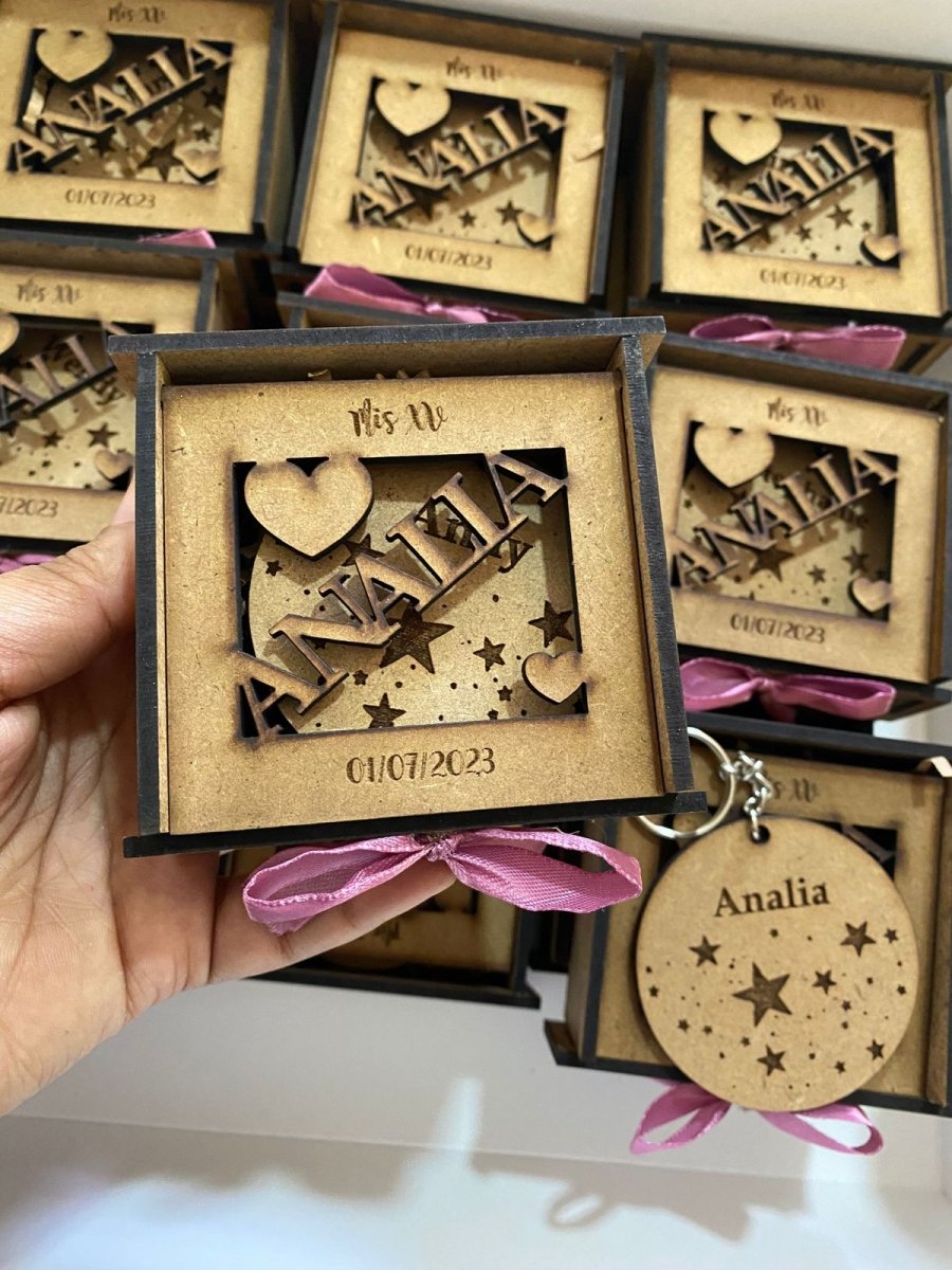 Cajitas con nombre y lazo personalizadas en madera Santo Domingo - Felt Craft RD