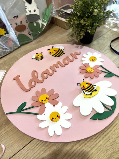 Colgante en madera natural con diseño de abejitas