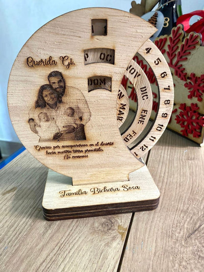 Engraved family wooden calendar - Felt Craft RD