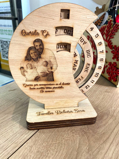 Engraved family wooden calendar - Felt Craft RD