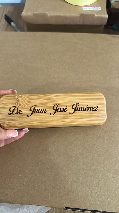 Porta lapicero personalizado con grabado en madera