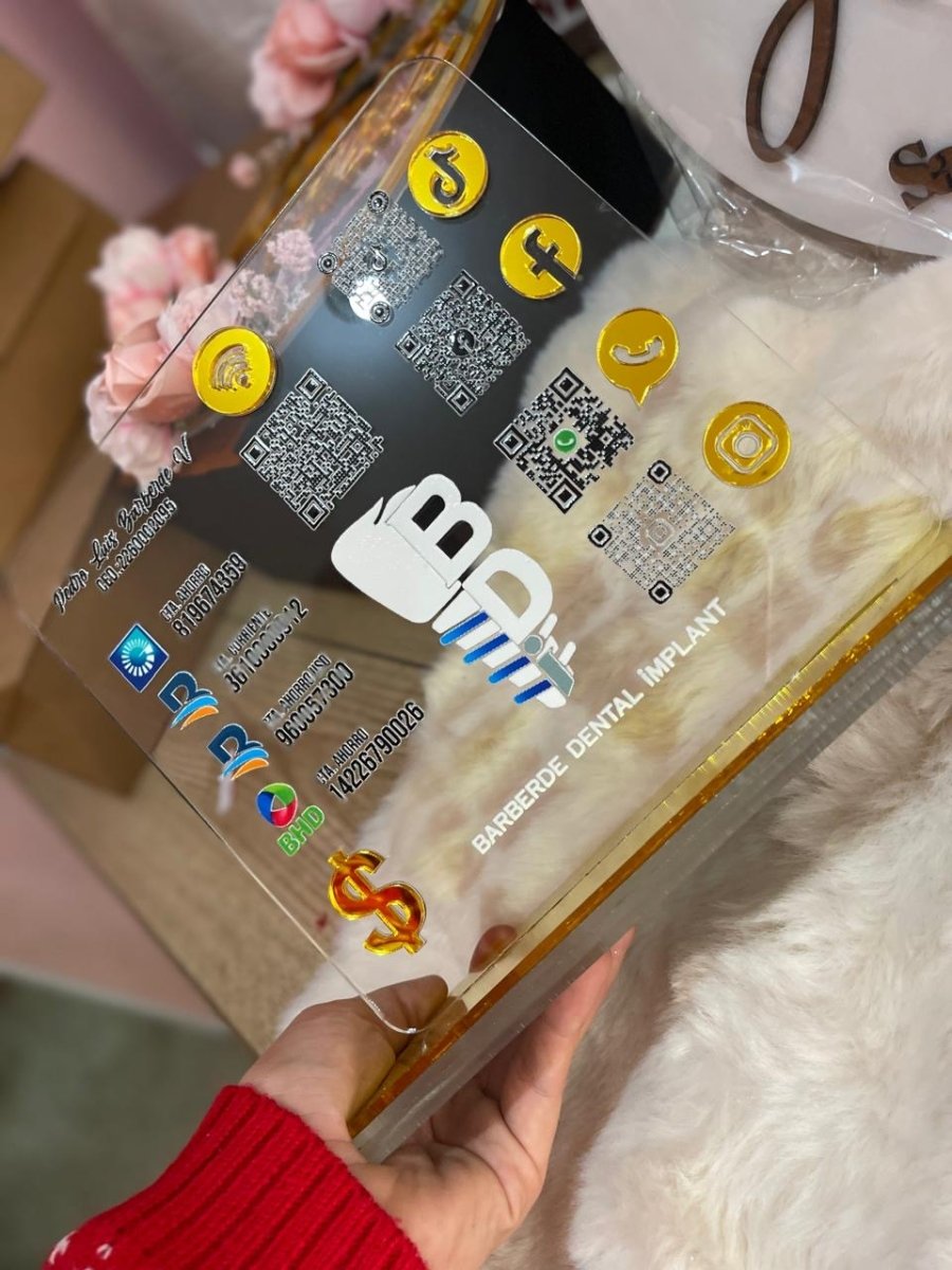 Soporte de mesa con QR personalizado y logo – Feltcraft RD