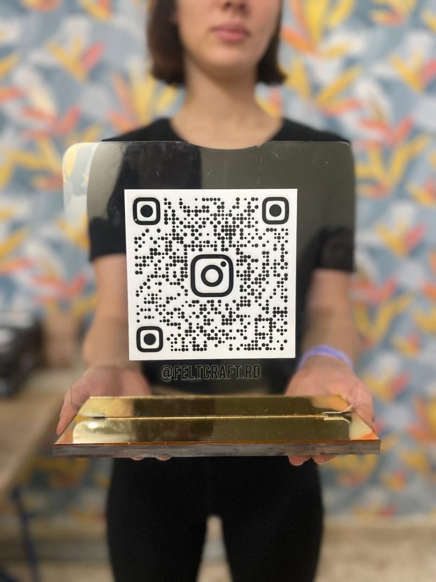 Hablador con código QR personalizado en acrílico – Feltcraft RD