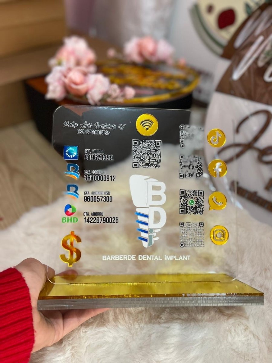 Display acrílico con base de madera y QR para negocios – Feltcraft RD