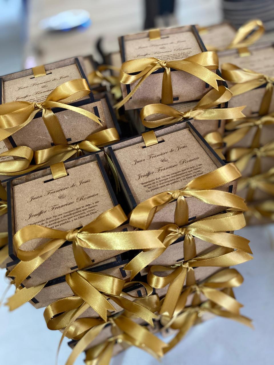 Caja de encaje dorado para boda