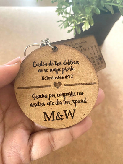 Souvenir de llaveros personalizados en madera para Bautizo