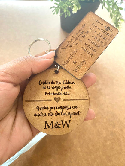 Souvenir de llaveros personalizados en madera para Bautizo