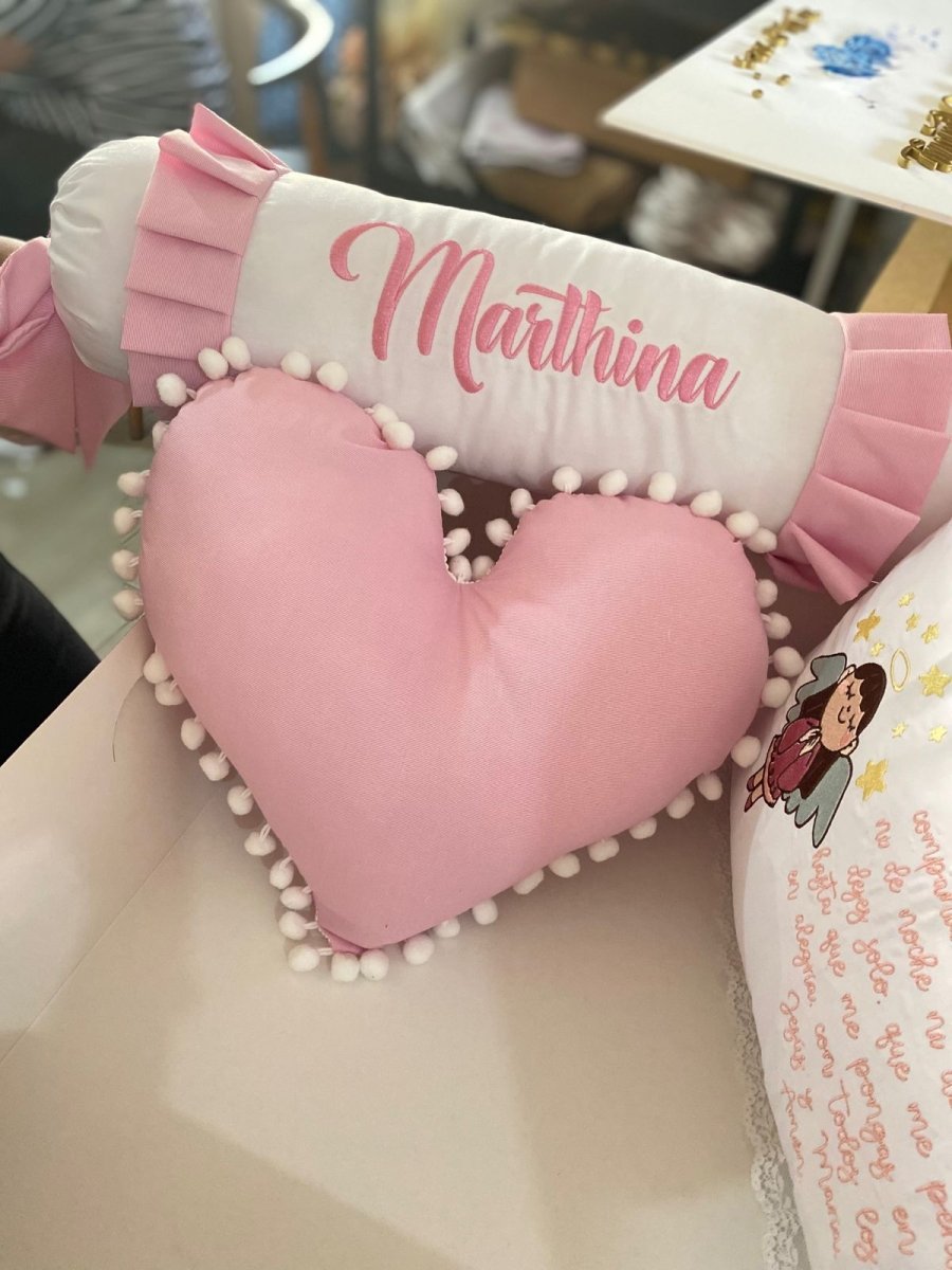 Juego de cojines personalizados para niña con forma de corazón para cuna de bebé - Felt Craft RD