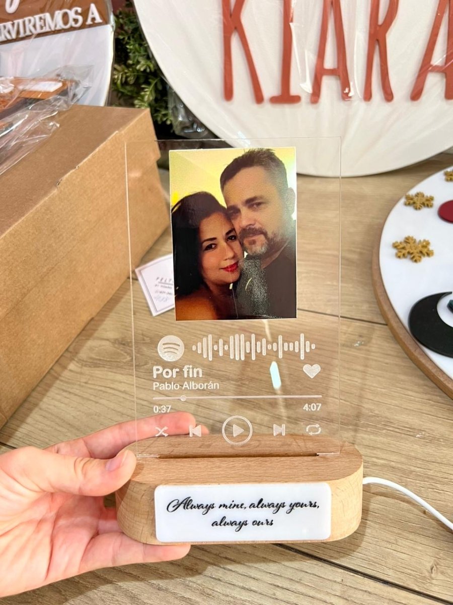 Lámpara LED acrílica con base de madera – Feltcraft RD