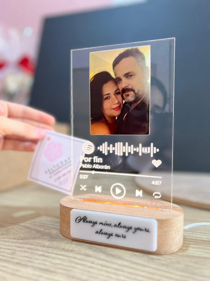 Lámpara con luz cálida y acrílico personalizado – Feltcraft RD