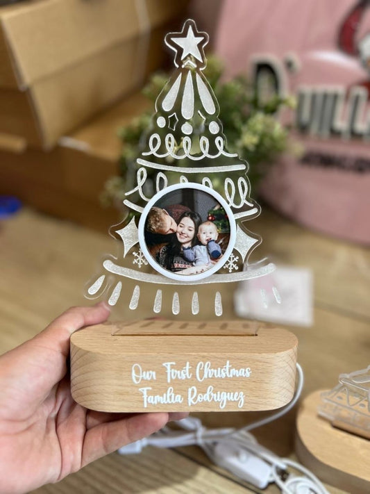 Lámpara LED personalizada en acrílico y madera con diseño iluminado.