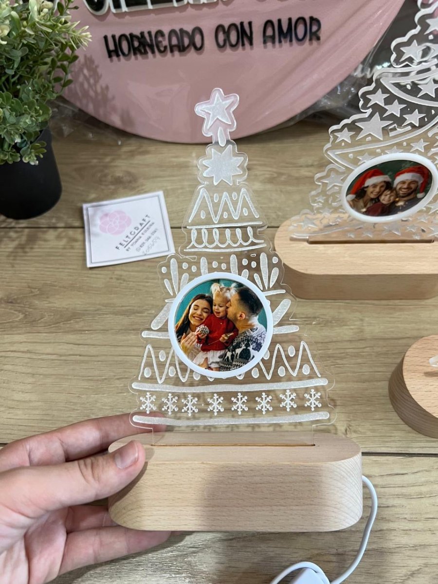 Lámpara decorativa para mesa de noche hecha en acrílico y madera.