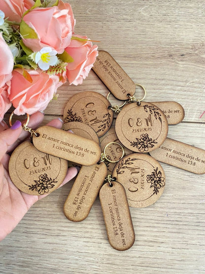 Llavero corporativo de madera con grabado personalizado para empresas.