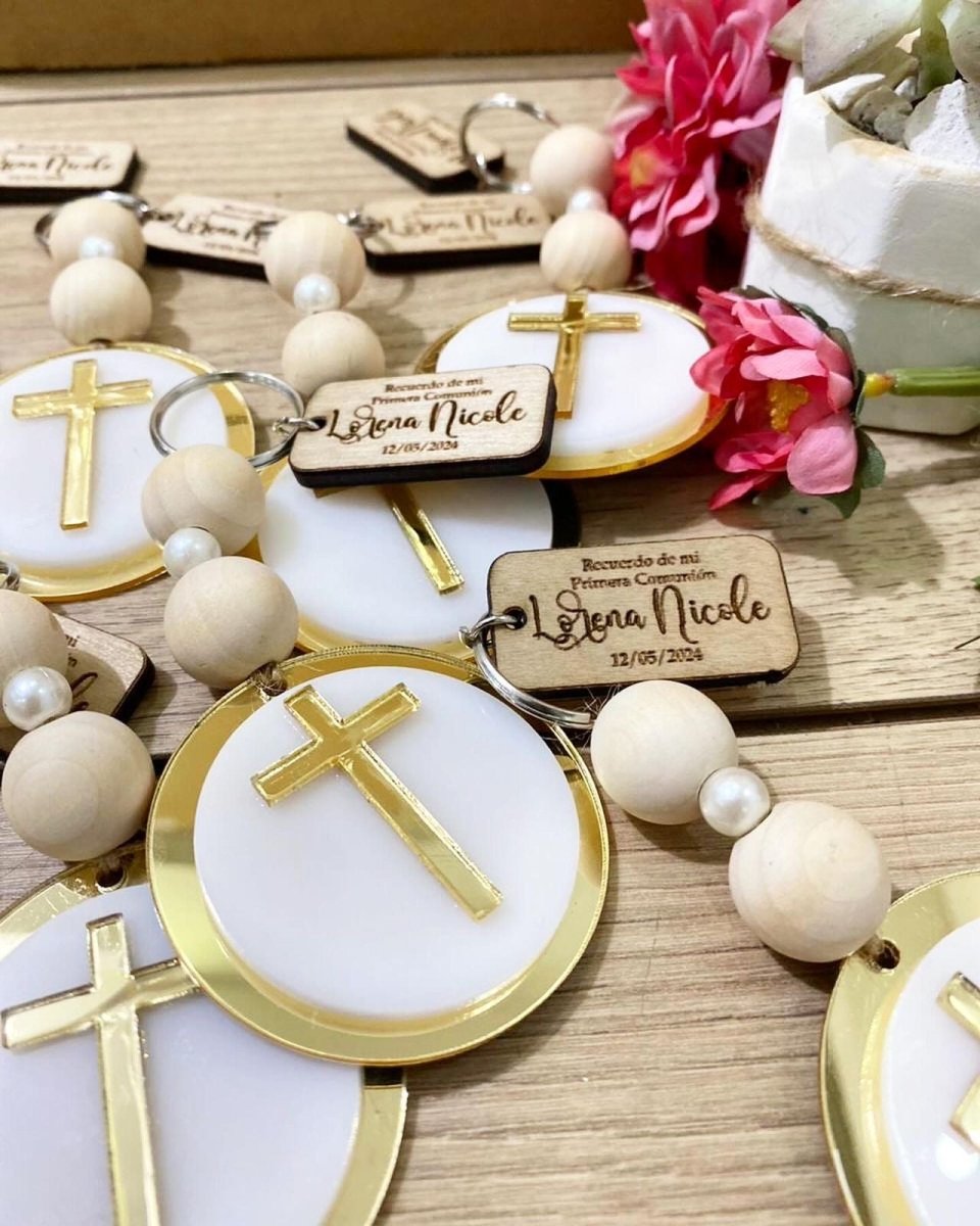 Llavero de acrílico personalizado con cruz para bautizo y eventos en Santo Domingo - Felt Craft RD