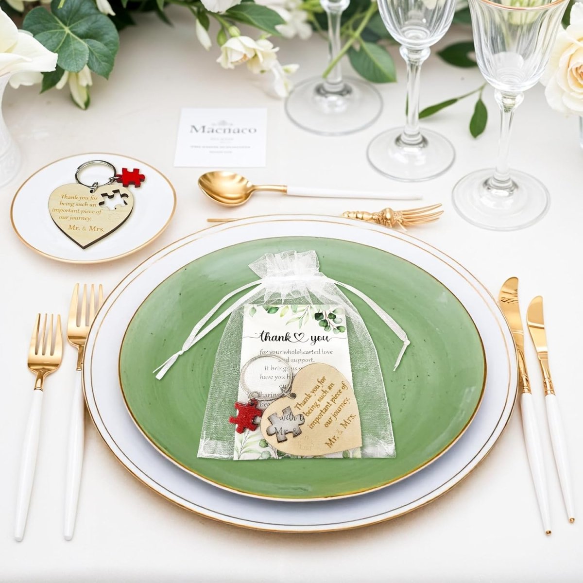 Recuerdo de boda en forma de llavero personalizado.