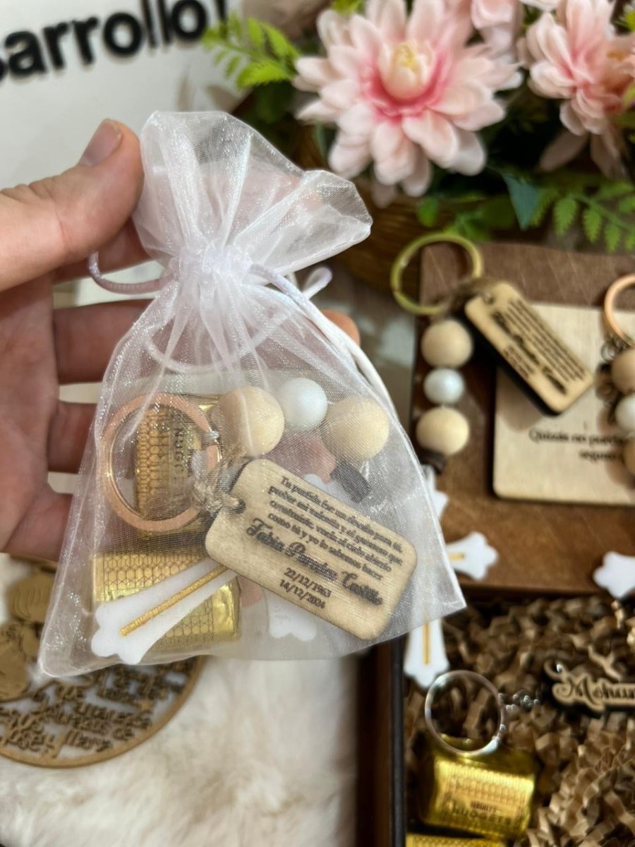 Llavero cristiano con nombre y cruz grabada.