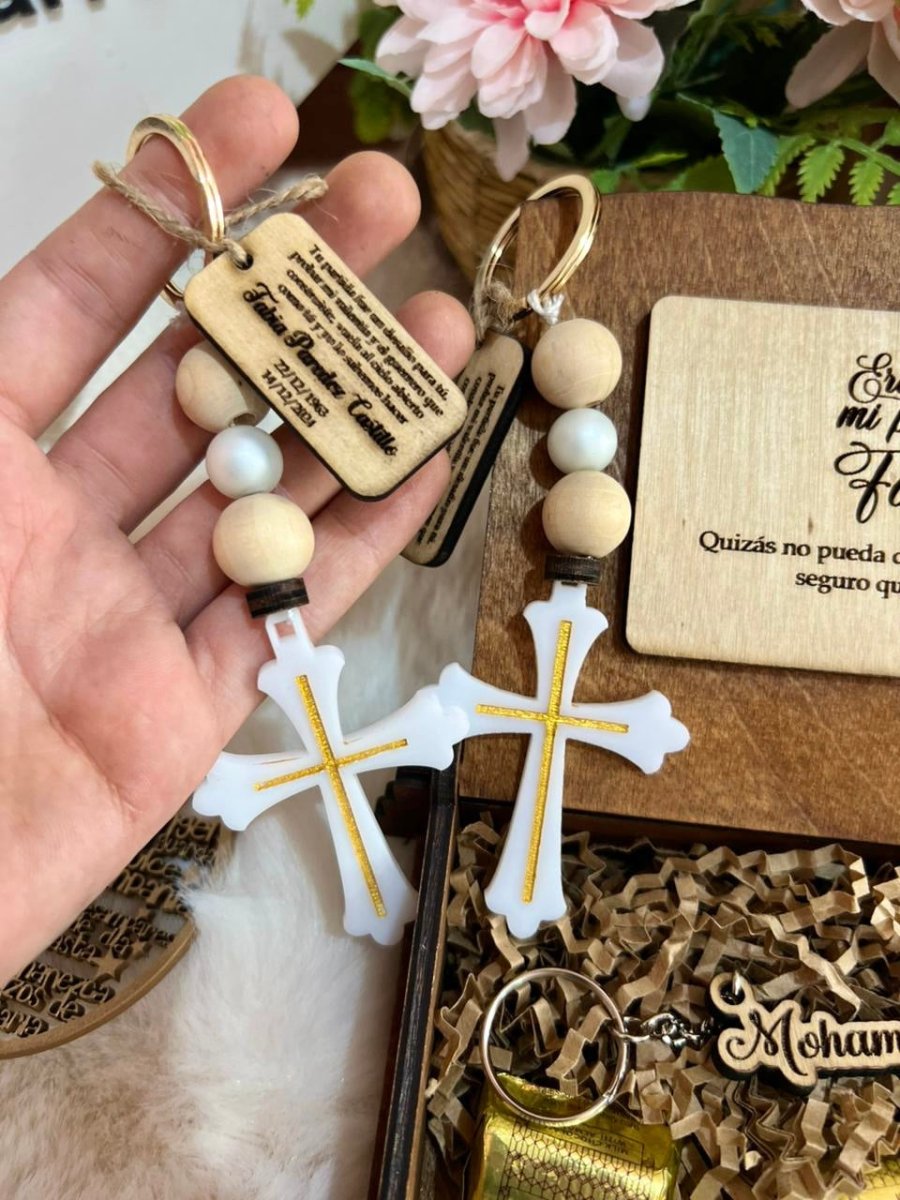 Llavero cristiano con nombre y cruz grabada.