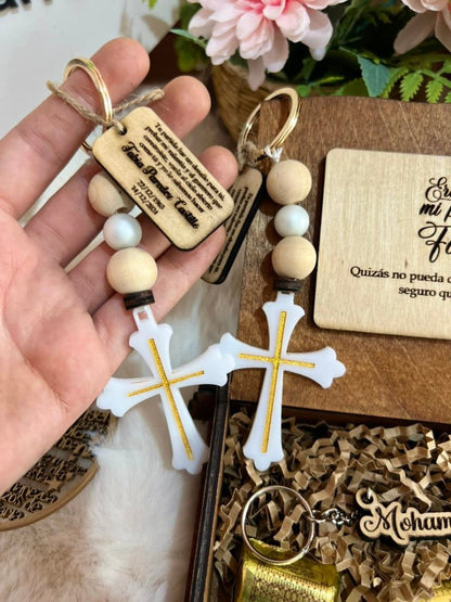 Llavero cristiano con nombre y cruz grabada.