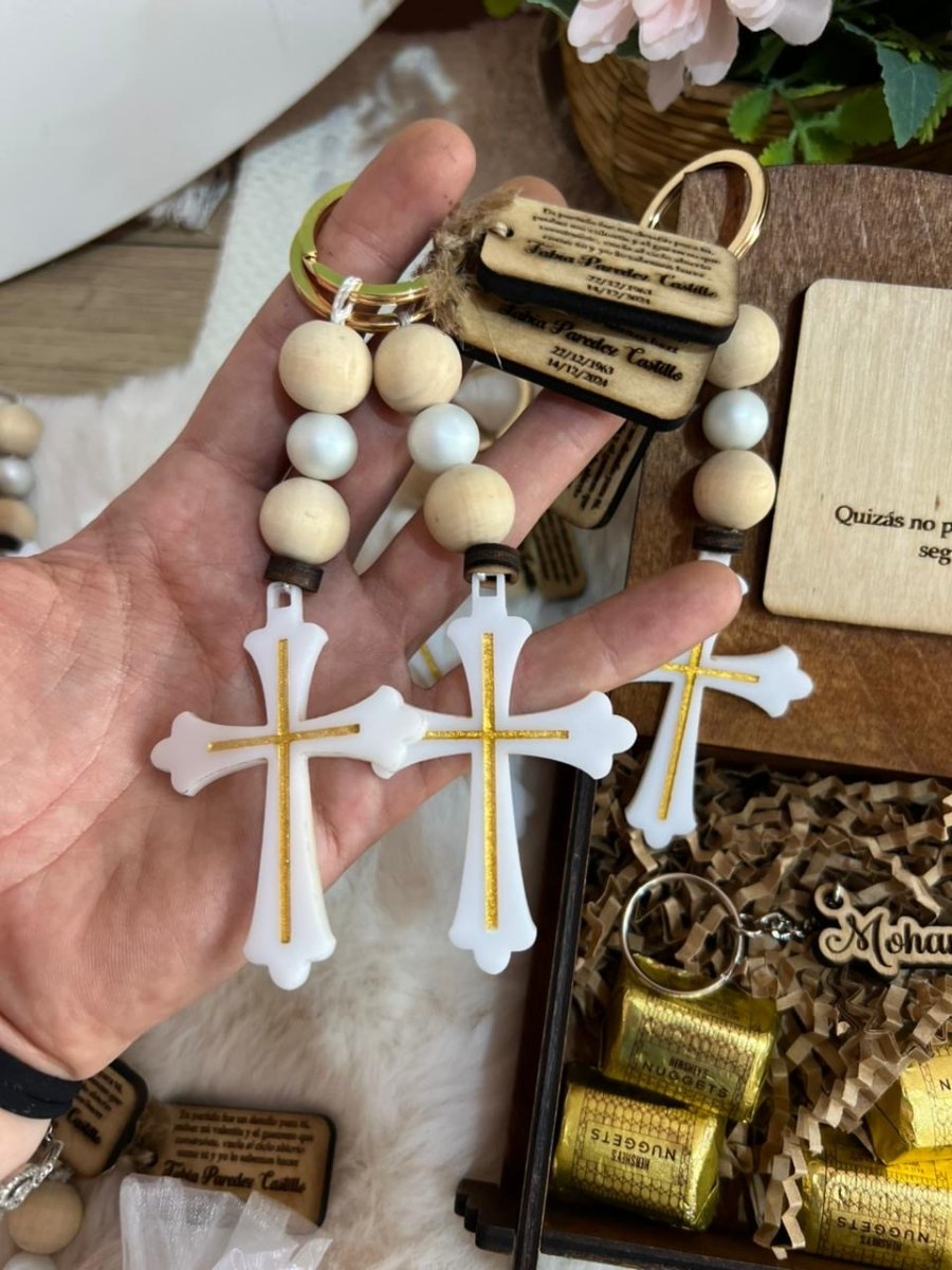 Llavero cristiano con nombre y cruz grabada.