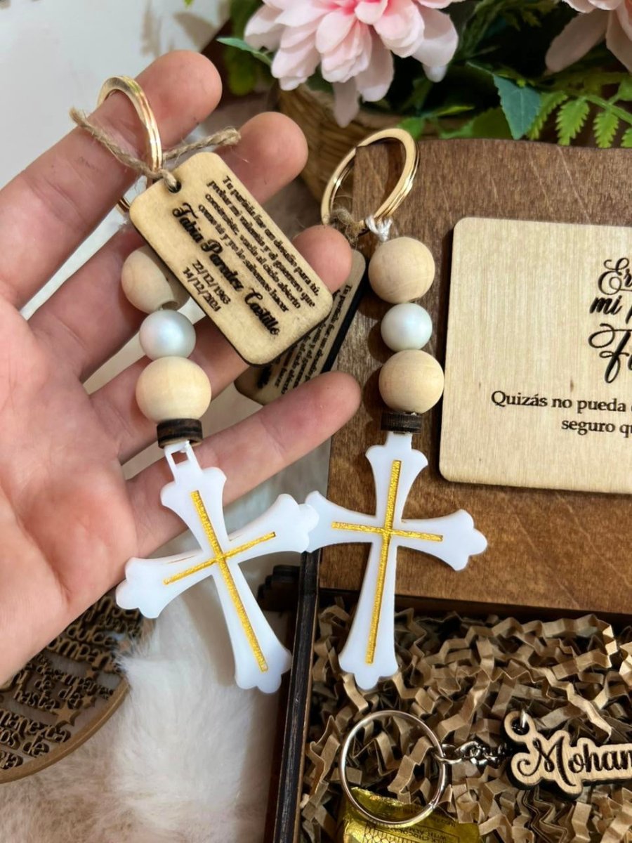 Llavero cristiano con nombre y cruz grabada.