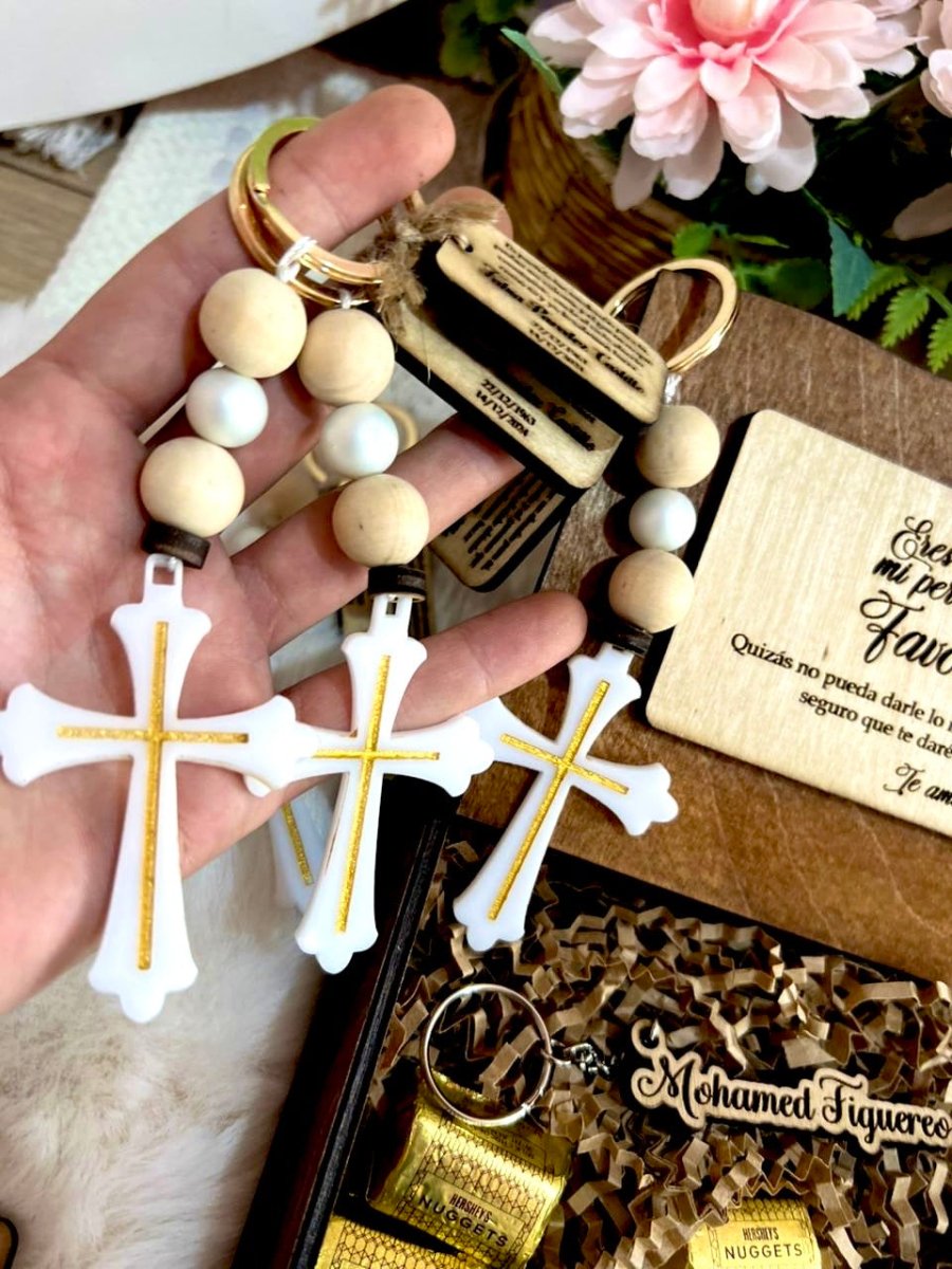 Llavero cristiano con nombre y cruz grabada.