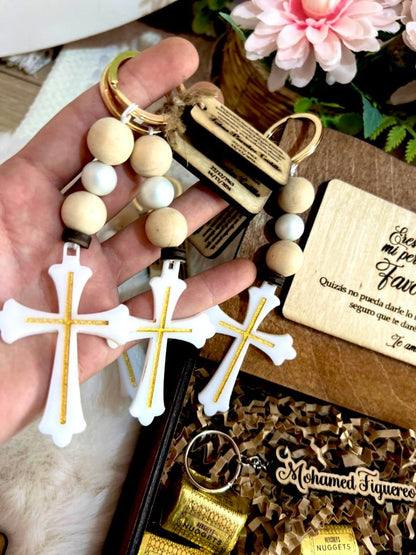 Llavero cristiano con nombre y cruz grabada.