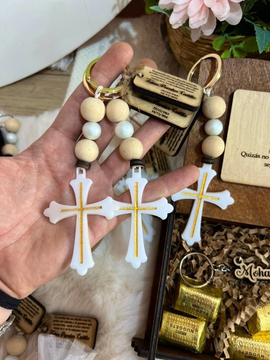 Llavero de madera con cruz cristiana cortada en láser.