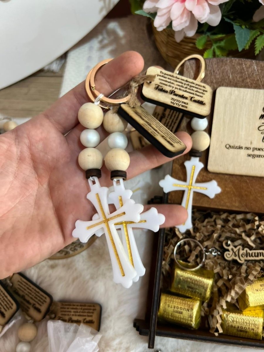 Llavero cristiano con nombre y cruz grabada.