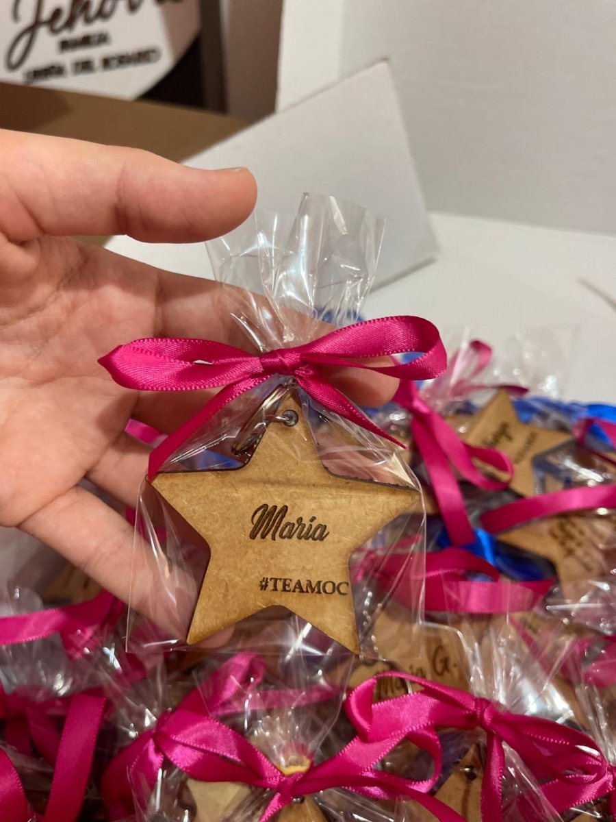 Llaveros estrella en madera grabados - Felt Craft RD