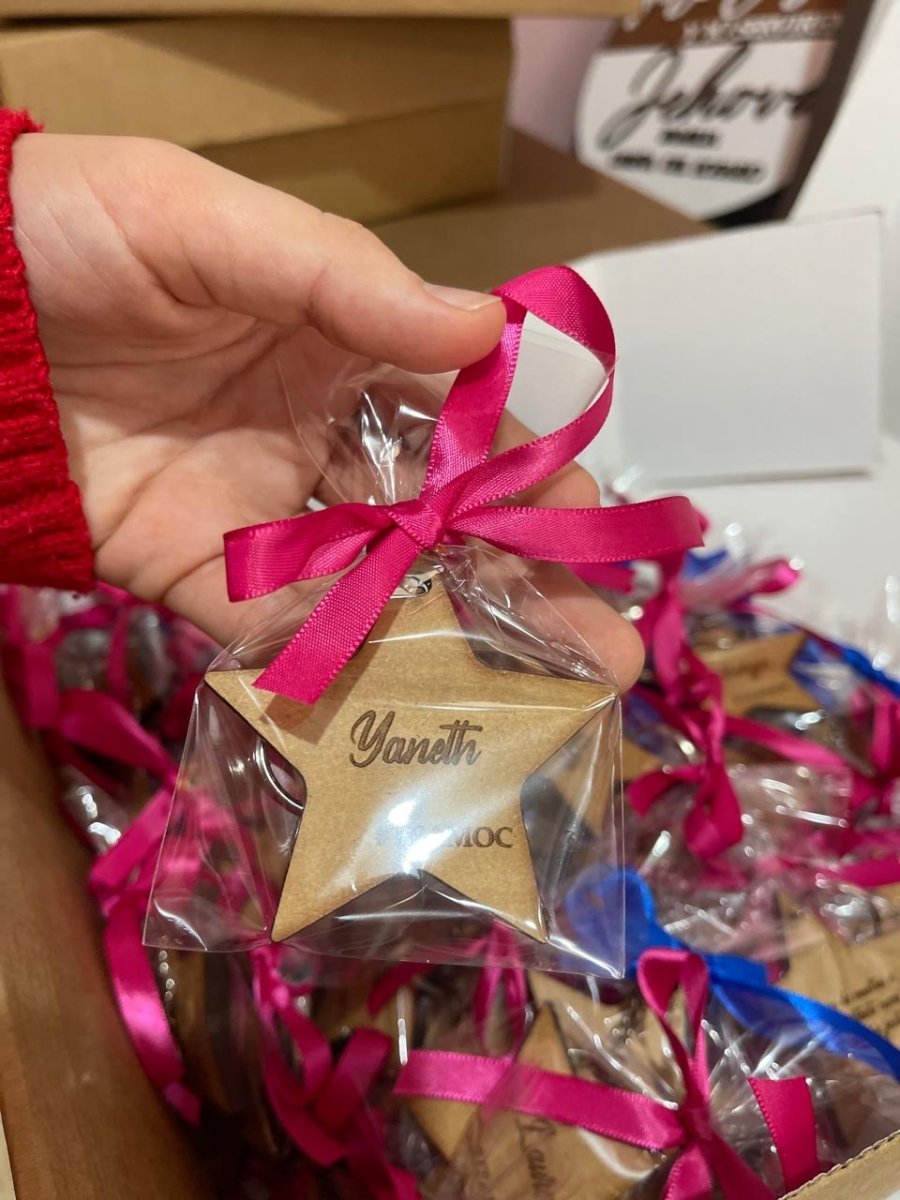 Llaveros estrella en madera grabados - Felt Craft RD