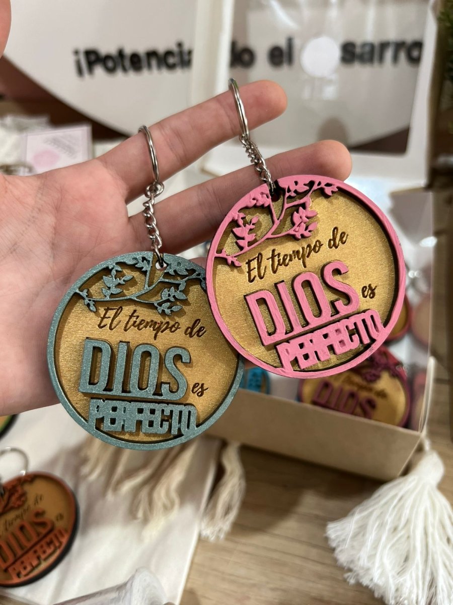 Accesorio en madera pintado a mano con colores vivos