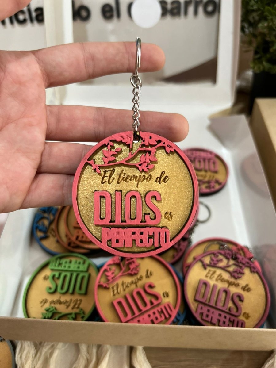 Detalle del llavero pintado a mano en madera