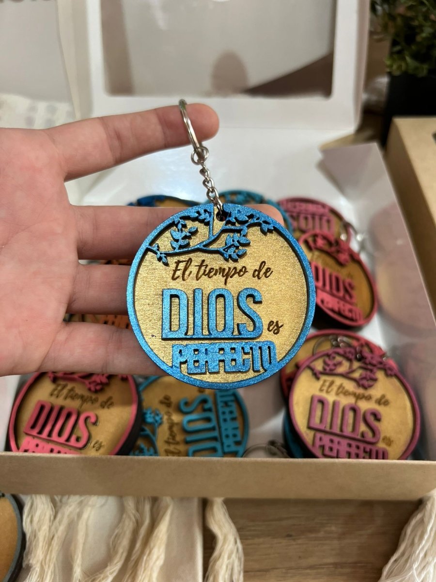 Llaveros artesanales coloridos ideales para regalos