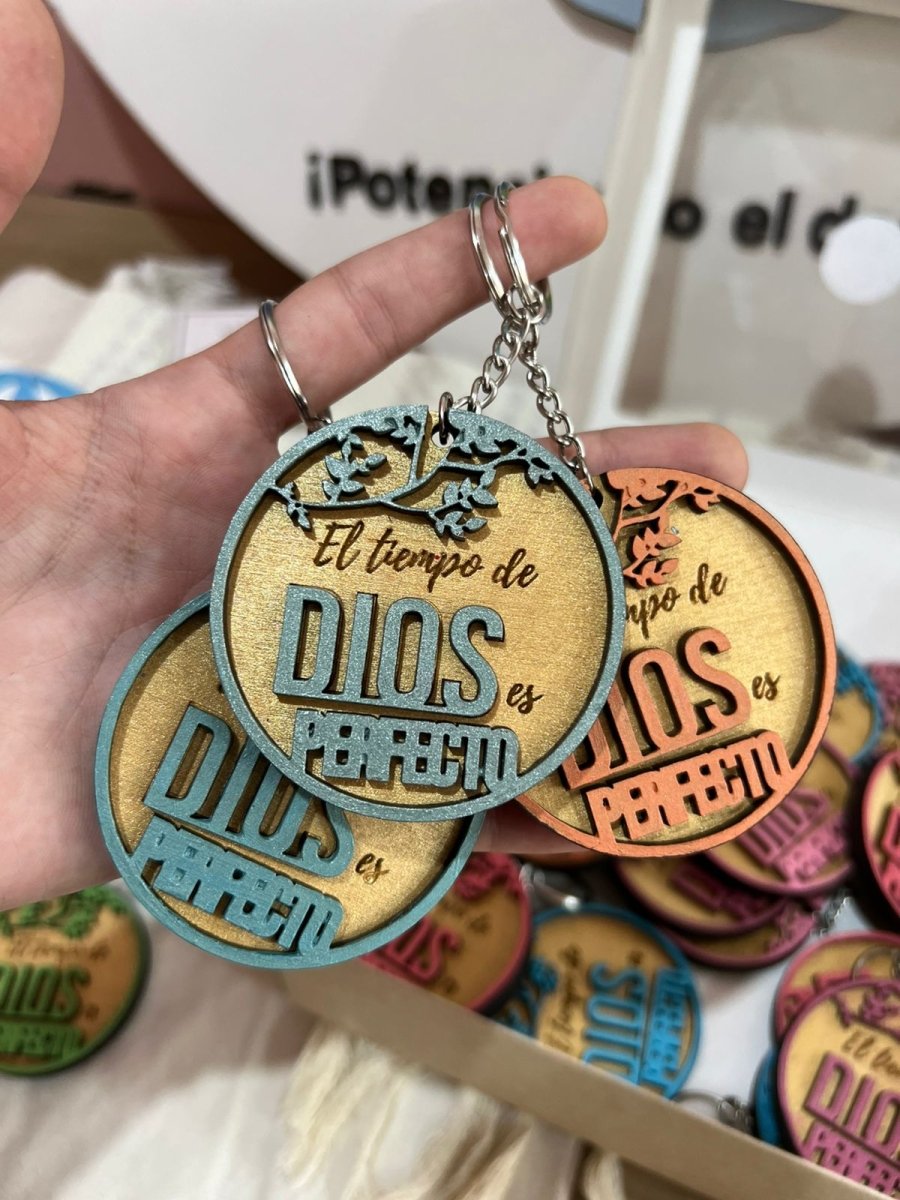 Llavero de madera pintado en colores vibrantes