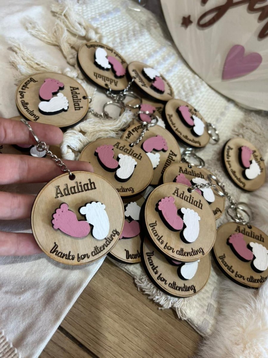 Llavero de madera pintado a mano con colores vibrantes