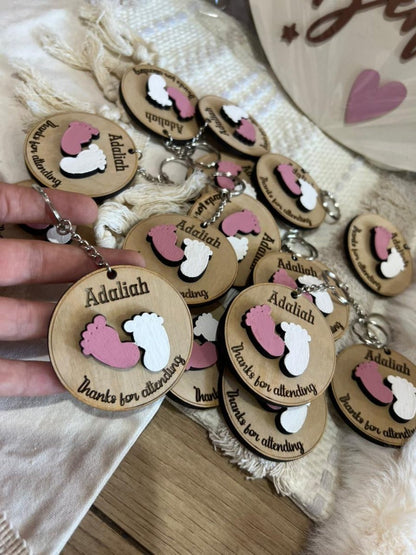 Llavero de madera pintado a mano con colores vibrantes