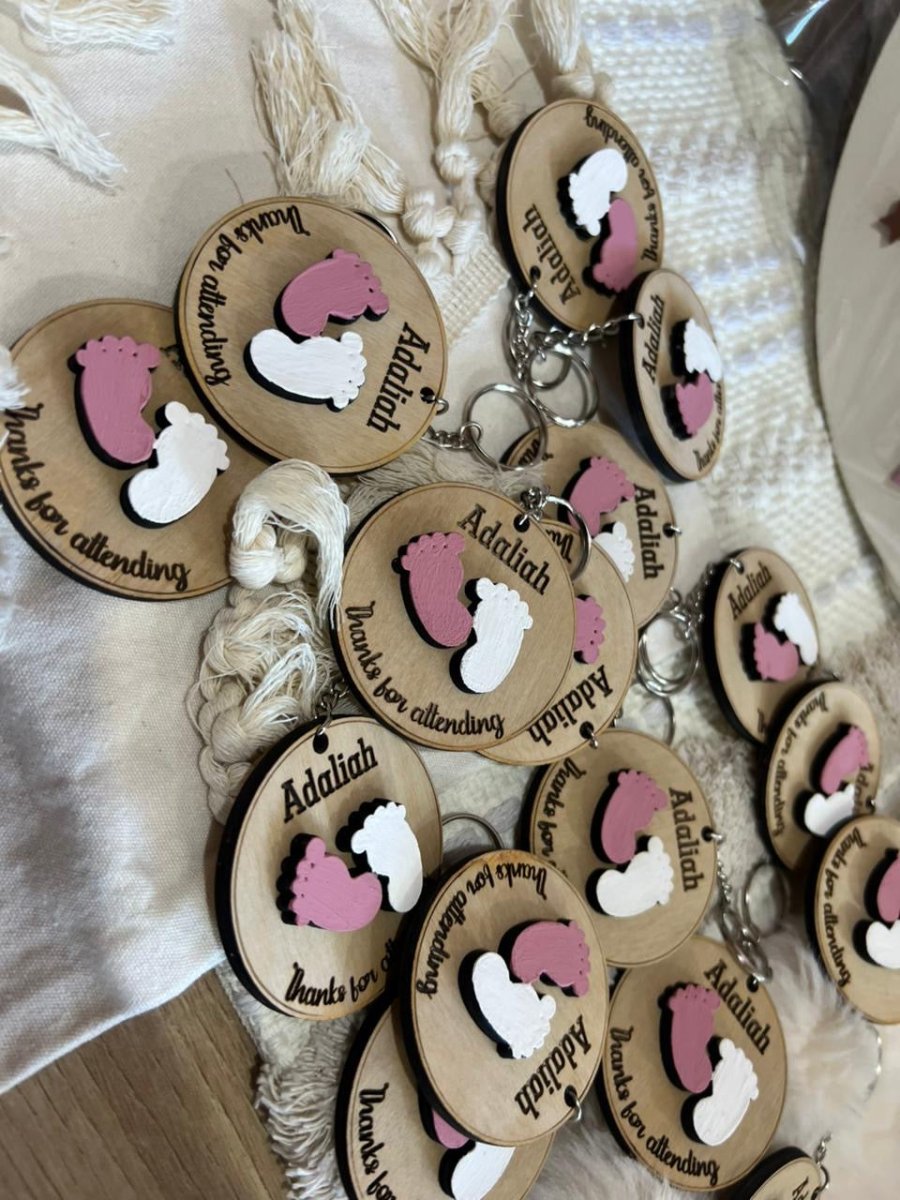 Detalle de llavero personalizado colorido pintado artesanalmente